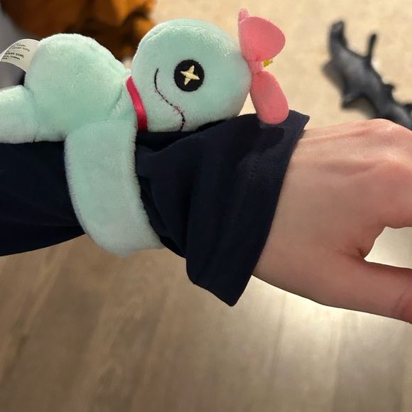 Scrump Cutie Cuff Disney plush slap band bracelet - Picture 4 of 4